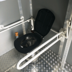 Унитаз в автономном туалетном модуле для инвалидов А-3