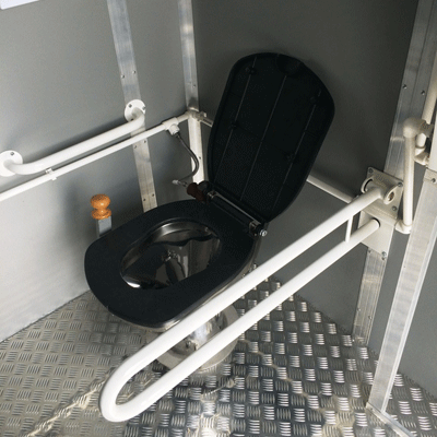 Унитаз в автономном туалетном модуле для инвалидов А-3